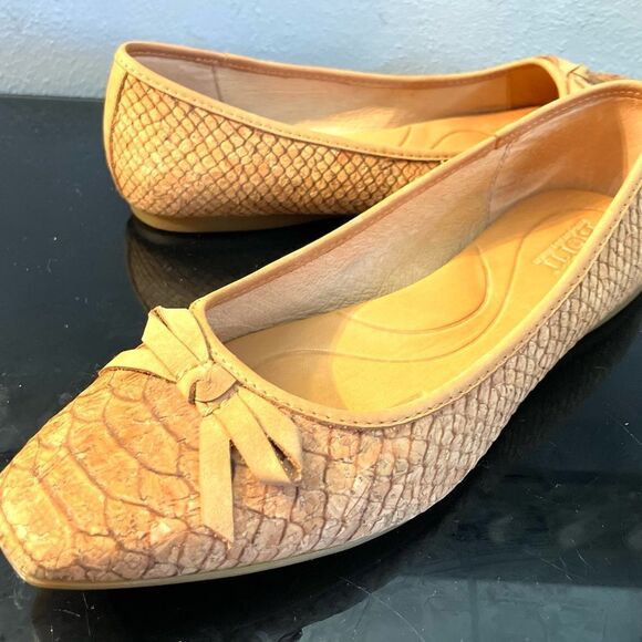 Born Carrie Flats Size 7 Medium Cork Snake Embossed Bow Trim Brown Comfort - Picture 8 of 12